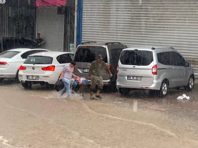 Adana'da fırtına ve sağanak: Ağaçlar devrildi, yollar göle döndü - Resim: 3